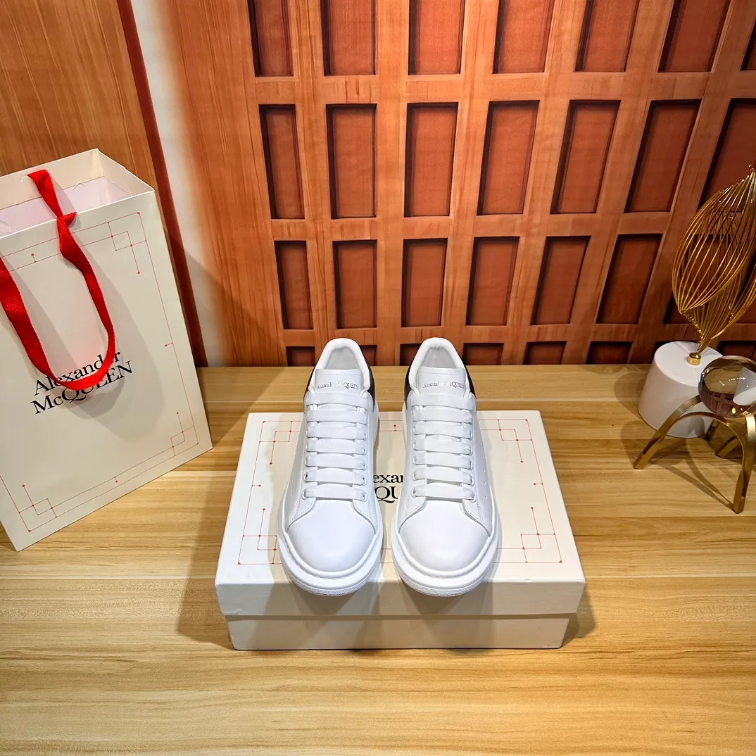 👟👟Ex-factory price 540👟👟 Professional McQueen factory. Top version. Couple style👫 Alexander McQUEEN high version has been upgraded to the highest quality again✅ 💪McQueen Spring, Summer, Autumn and Winter Top version Purchasing level✅ Recruiting national online and offline agents to join🤝 🏆Fabric: Top-grade silk leather imported from Italy, high texture, water-resistant and non-discoloring 🏆Inner: ️Grade A water-dyed sheepskin imported from Italy is dirt-resistant, sweat-absorbent, breathable and comfortable... The heel is embossed with high temperature convex and concave. 🏆 Foot pads: top-grade Italian super-soft cowhide leather 🏆 Outsole: PU original green transparent counter 1:1 🏆 Shoe box: original beige box. Plus white flip cover and double layer protection. Cloth bag, handbag. Certificate of 1:1 mold opening 4-piece set. Delivered with a pair of shoelaces. 🖕🏿🖕🏿🖕🏿You can choose any pair of shoelaces in any color of our factory. 🏆Code number: female 34-41. male 38-46. 🏆Special remarks (female size 34.40.41, male size 38.45.46 are customized and cannot be returned or exchanged) Please note when placing an order in Niuli! Win-win cooperation🤝
